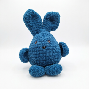 Rankų darbo pliušinis zuikis „Vandenyno Gylis“ – ryškus charakteris ir begalinis švelnumas