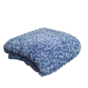 Rankų darbo pūkuotas pledukas „Mėlynas Debesėlis“ – prabangus švelnumas ir maksimalus jaukumas
